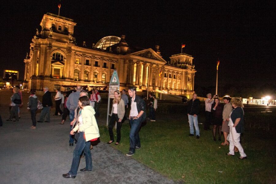Berlin: 1.5-Hour Comedy Bus Tour in German - Rotes Rathaus and Reichstag Stories Without the Museum Detour