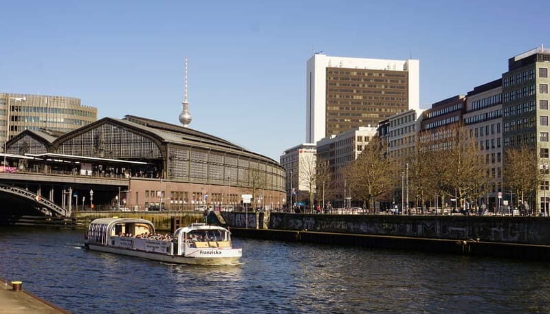 Berlin: 1-Hour Boat Tour with Bilingual Guide (Ger/Eng) - Humboldt Forum to Nikolaiviertel: Seeing Central Berlin Without the Crowd Rush