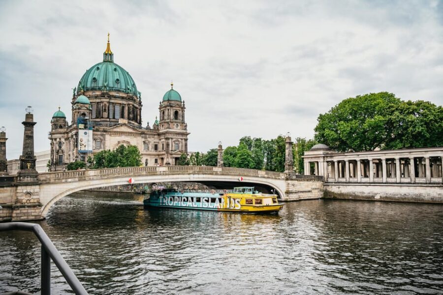 Berlin: 1-Hour City Sightseeing Cruise - Getting to Alte Börse Pier near Hackescher Markt