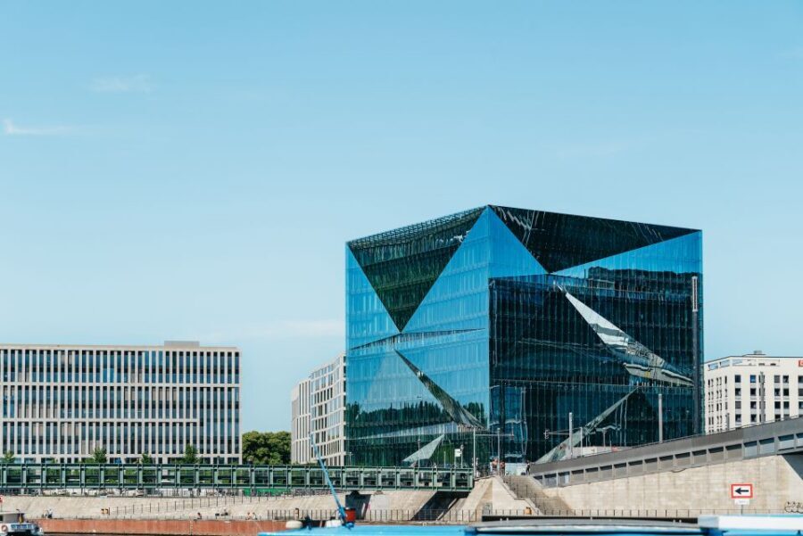 Berlin: 1-Hour City Tour by Boat with Guaranteed Seating - Guaranteed seating, but pick your view strategy
