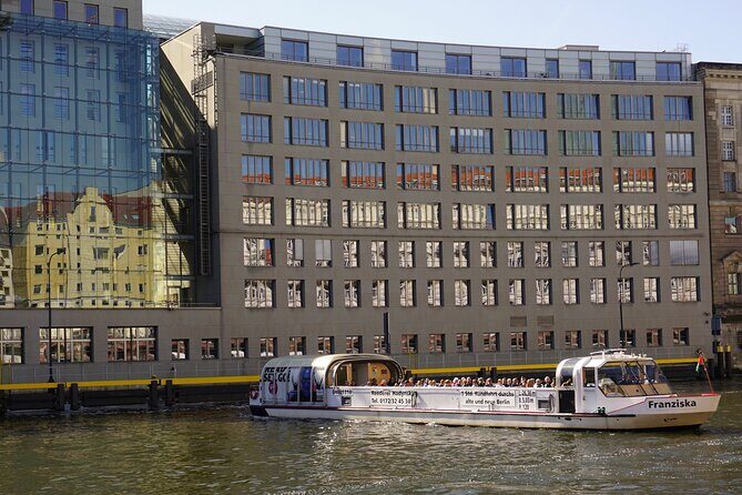 Berlin: 1-hr Boat Tour with Bilingual Live Guide (DE/EN) - Best times to go: sunset vibes vs winter warmth