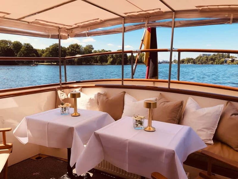 Berlin: 1h Boutiquestyle-Cruise on the Electric FITZGERALD - The commentary and music: German + English with a relaxed tempo