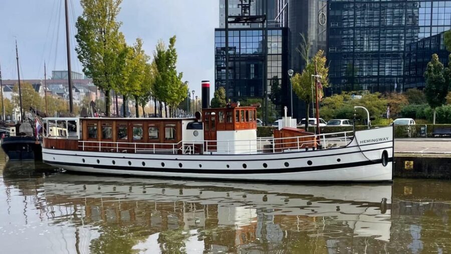 Berlin: 1h Boutiquestyle-Cruise on the Historic HEMINGWAY - Onboard comfort: table service snacks, flowers, and little practical wins