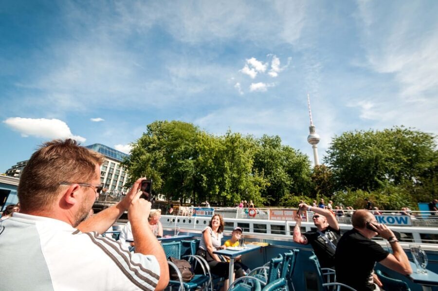 Berlin: 3.25-Hour Spree & Landwehrkanal Boat Tour - Audio guide in English and German: manage expectations so it works for you