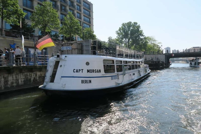 Berlin: City Boat Tour with Live Commentary - Finding the Domaquareé Pier and Getting Onto Berliner Wassertaxi