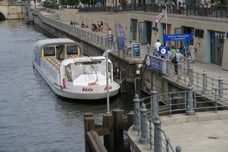 Berlin: City Boat Tour with Live Commentary - The Bilingual Commentary: What You Gain Beyond the Sight Names