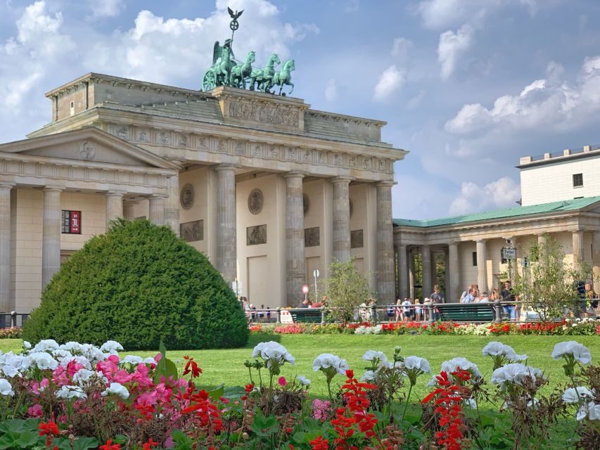 Berlin: Discover Berlin Walking Tour - Brandenburg Gate and Palace Square: why power keeps reinventing itself