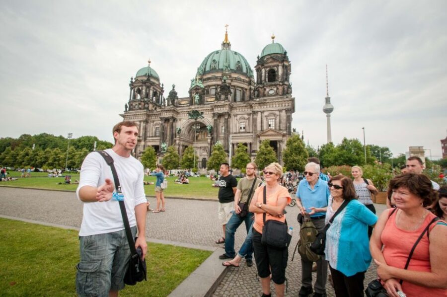 Berlin: Discover Berlin Walking Tour - Museum Island: culture as a counterweight to politics