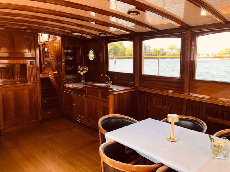 Berlin: Evening Yacht Cruise with Aperitif - The 75 minutes on the Spree: the real flow of the route
