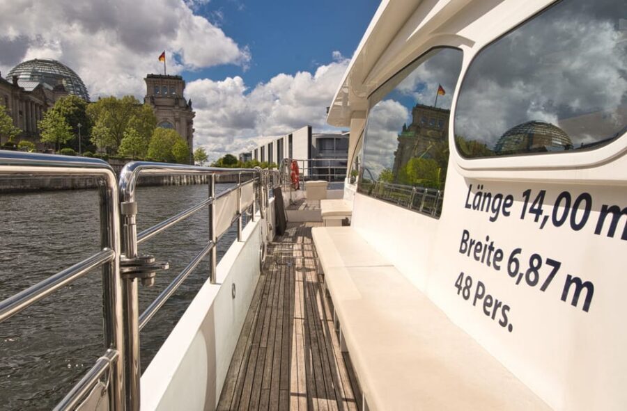 Berlin: Exclusive Boat Tour on a Solar-Powered Catamaran - Onboard Comfort: Seating, Drinks, and Staying Cozy