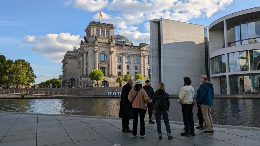 Berlin: Government District around the Reichstag Guided Tour - The Berlin Wall segment: art objects and memory you can see