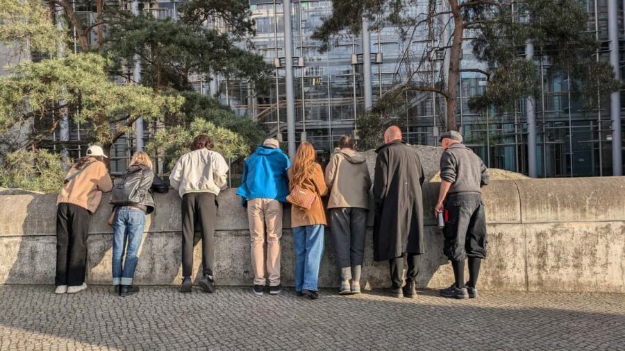Berlin: Government District around the Reichstag Guided Tour - Following the Spree: photo stops and the East-West shift