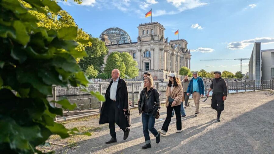Berlin: Government District & Reichstag Hall Dome Visit - Language choice: German vs English affects what you see