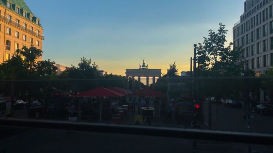 Berlin: Live-Guided Evening Sightseeing Tour by Open-top Bus - New Synagogue and the Jewish Centre area: a meaningful stop on the route