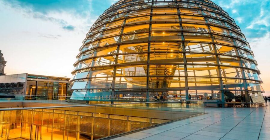 Berlin: Private Reichstag and Glass Dome Tour - From Pariser Platz to the Brandenburg Gate: the story behind the landmarks
