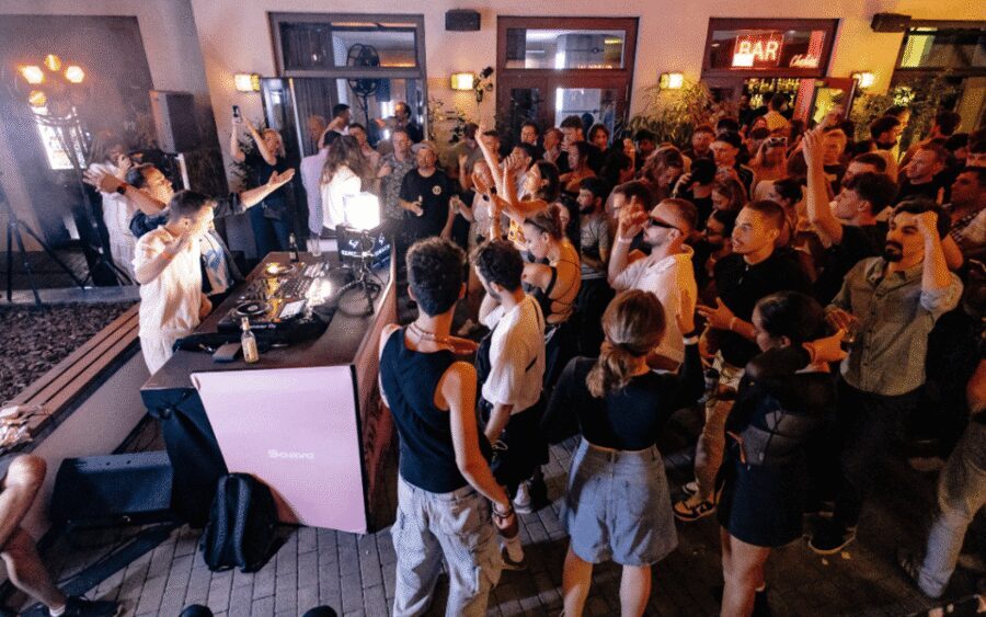 Berlin: Pub Crawl with Shots and VIP Club Entry - Nightlife Fast-Track: Skip-the-Line VIP Club Entry
