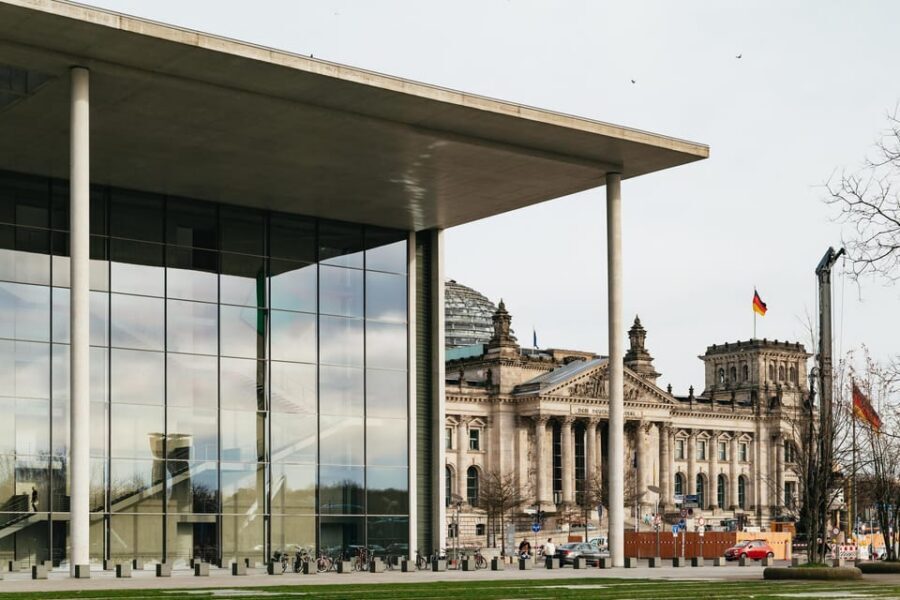 Berlin: Reichstag, Dome and Government District Guided Tour - The guides: why the tone makes politics feel human