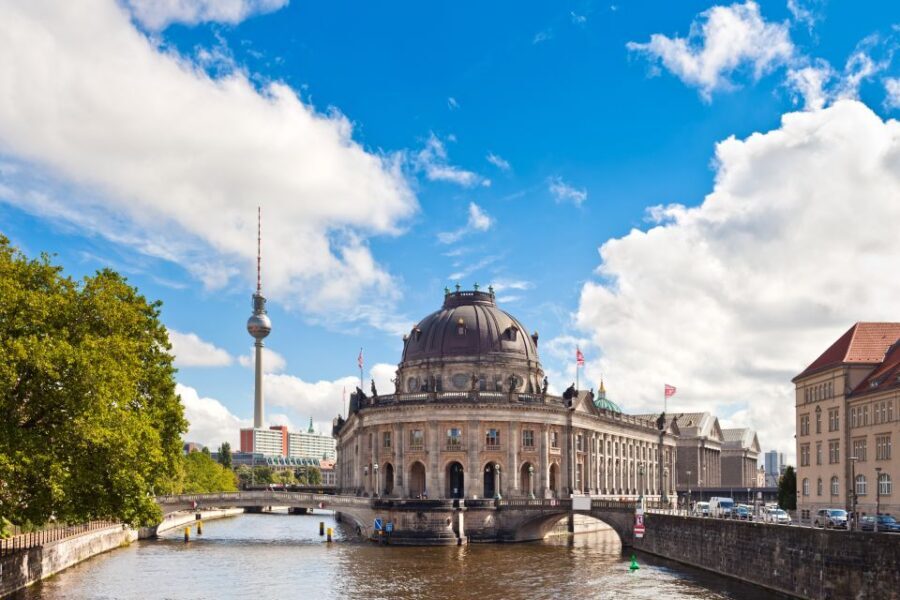 Berlin: Sights and Highlights Bike Tour with a Local Guide - Prenzlauer Berg to the Big Sights: Why the Route Starts Smart