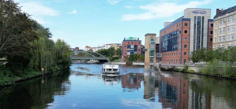 Berlin: Sightseeing Cruise from Berlin Main Station - Boarding at Hauptbahnhof Pier: quick start, easy to find