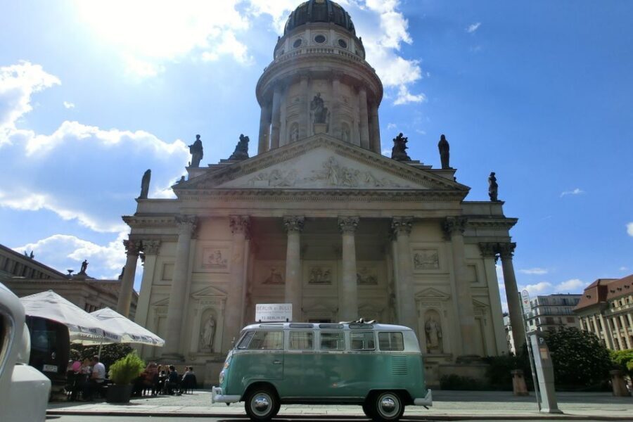 Berlin: Sightseeing Tour in Classic Volkswagen T1 Samba Bus - Government district icons: Unter den Linden, Brandenburg Gate, Reichstag