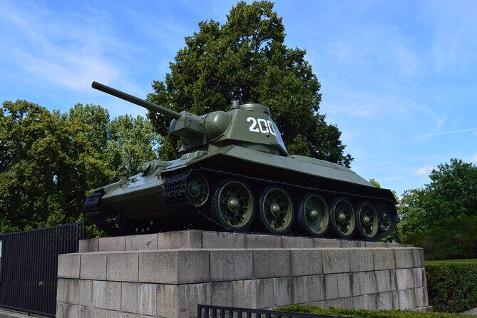 Berlin's Best: 2 Hour Walking Tour Third Reich and the Cold War - A 2-Hour Route That Gives You Bearings