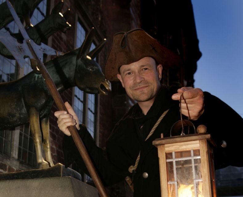 Bremen: Walking Tour in German with Night Guard - Bremen at night with a real night guard