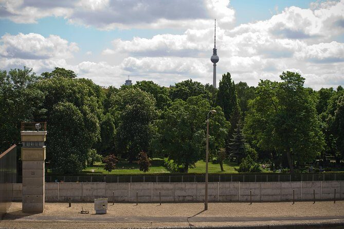 Cold War, Berlin Wall, Spies and the East Side Gallery - From Admiralspalast to the SED: How power formed in East Berlin