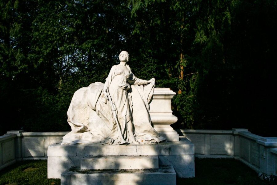 Cologne: Guided Tour of Melatenfriedhof - Melatenfriedhof: Cologne’s quiet center, not the usual postcard