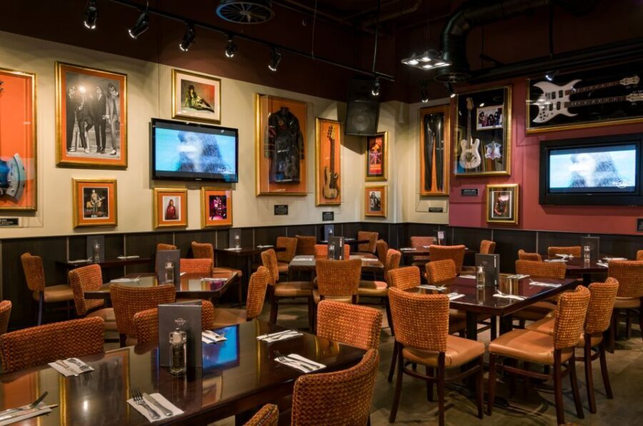 Cologne: Hard Rock Cafe with Set Menu for Lunch or Dinner - Service as Part of the Show: From Helpful Adjustments to Birthday Moments