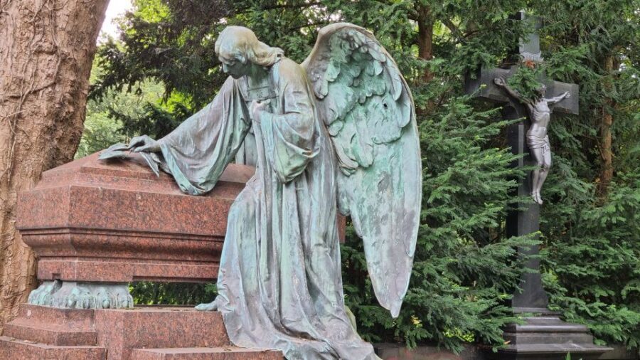 Cologne: Melaten Cemetery Celebrities and Curiosities - Starting at the old main entrance: getting the map before the walking