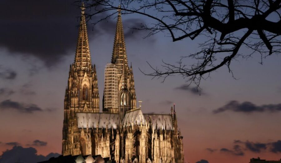 Cologne: Night Watchman Old Town Walking Tour - 90 minutes on foot: pacing, shoes, and weather reality