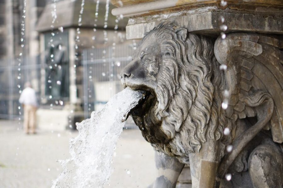 Cologne: Old Town Highlights Walking Tour - Meeting at Petrusbrunnen: Starting Beside the Dom