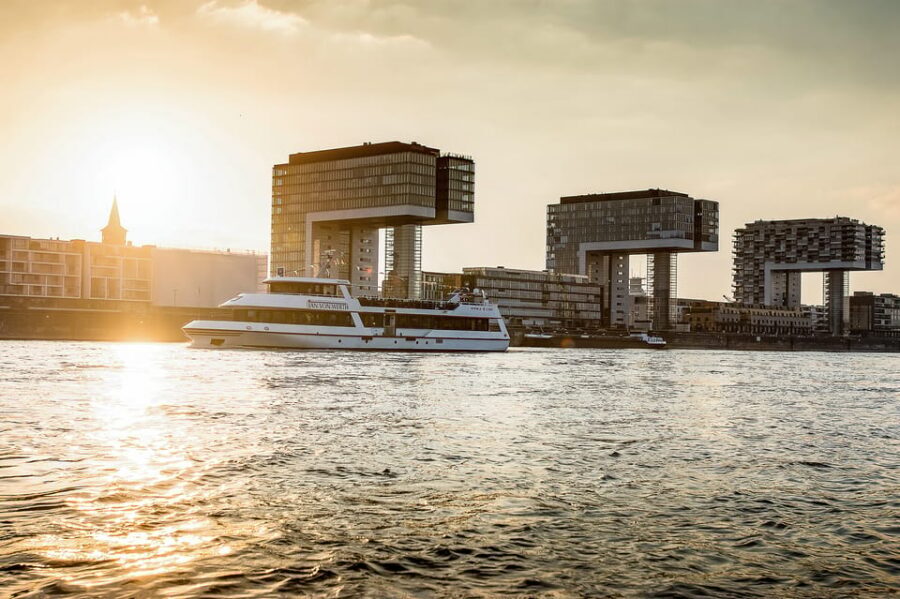 Cologne: Panoramic City Cruise - Onboard Bar and Snacks: A Fun Add-On, Not a Trap