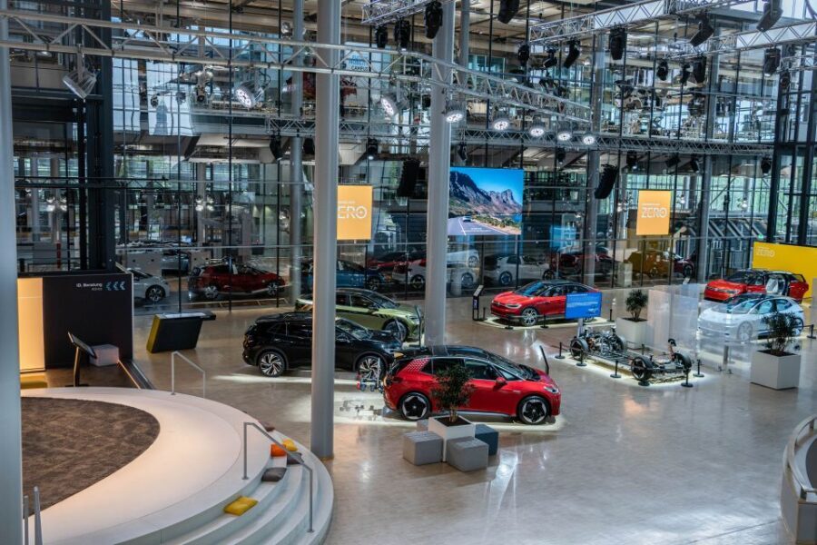 Dresden: Tour of VW's Transparent Factory - The Walk on the Factory Floor: Up Close to Assembly Work