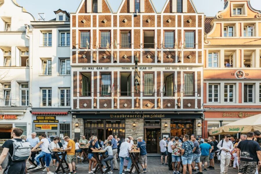 Düsseldorf: Altbier-Safari Beer Walking Tour - Guides, group energy, and why the tour feels social