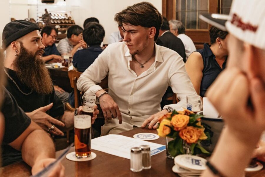 Düsseldorf: Altbier-Safari Beer Walking Tour - Reserving a table at Brauerei Zum Schlüssel