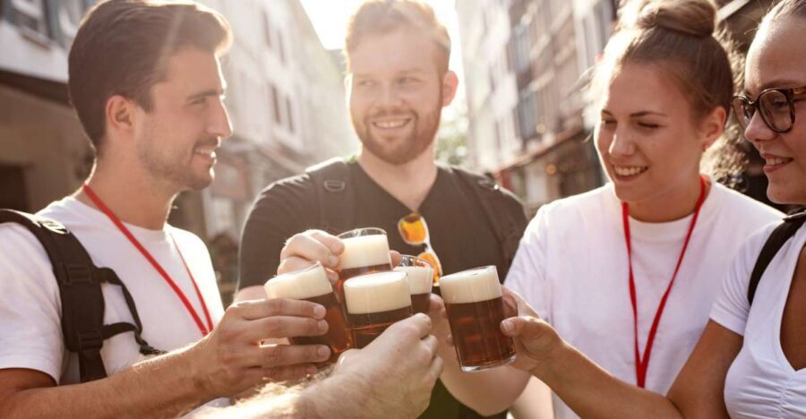 Düsseldorf: Brewery Tour with Alt Beer Tastings - Stop 2: Kürzer and how each brewery keeps a distinct house style