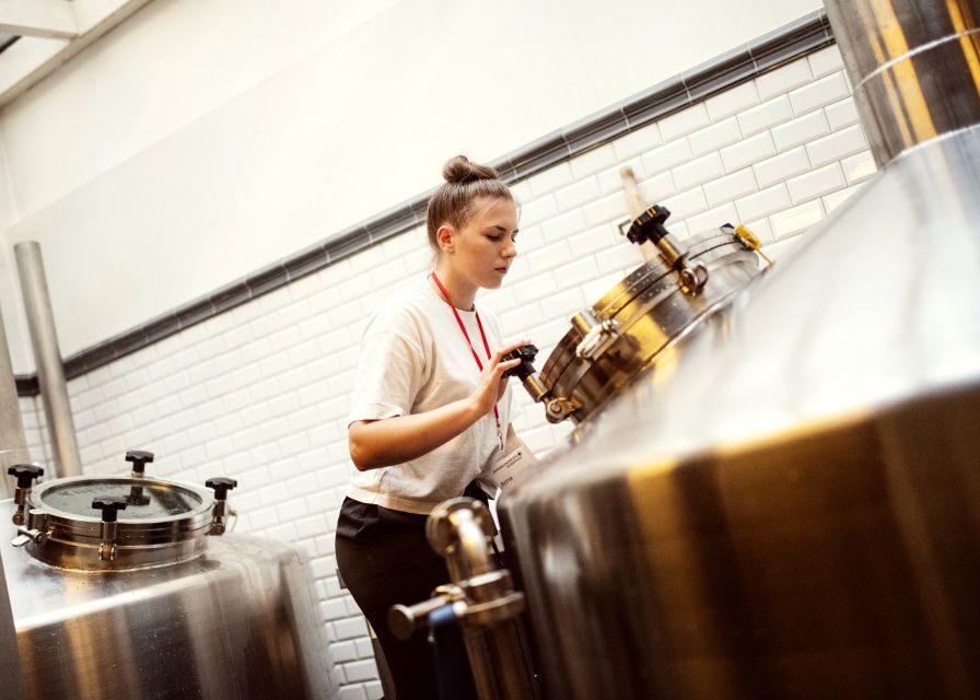 Düsseldorf: Brewery Tour with Alt Beer Tastings - Stop 3: Zum Schlüssel or Uerige (and why the last stop lands best)