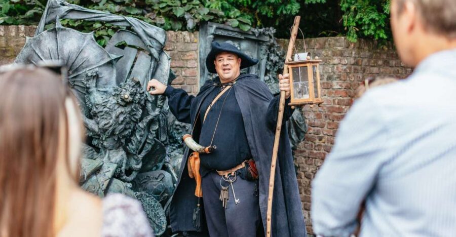 Düsseldorf: Guided Tour with a Night Watchman - Lantern-lit Altstadt streets: what changes after dark