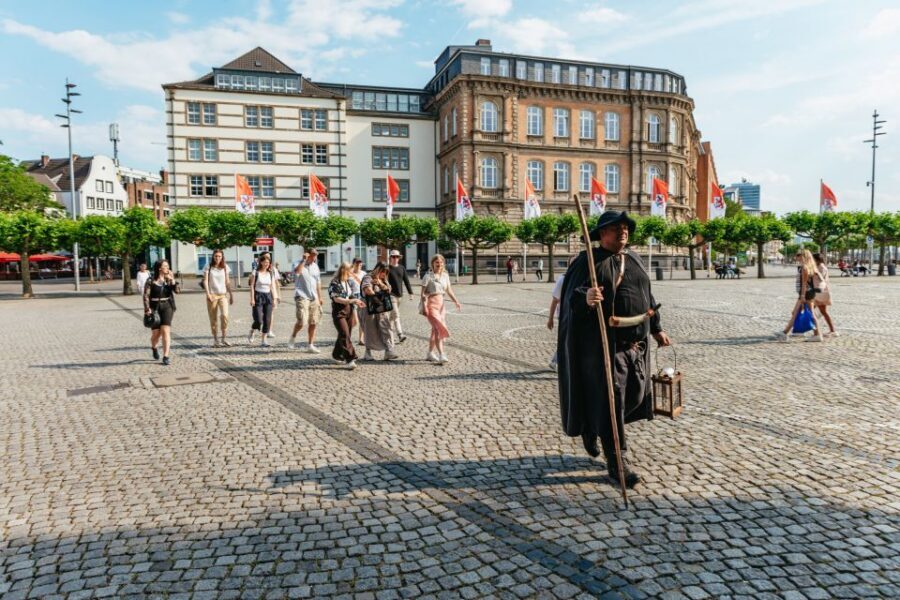 Düsseldorf: Guided Tour with a Night Watchman - Meeting outside Kunstakademie Düsseldorf and getting your bearings