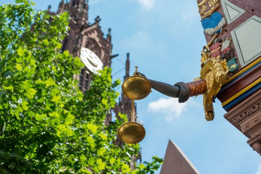 Frankfurt: New Old Town and Highlights German-Language Tour - Starting at Römerberg and City Hall Römer: Your Orientation Boost