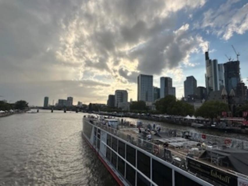 Frankfurt on Foot Daily Walking Tour in English - Klein Markt Halle as your snack break: food, variety, and a final reset