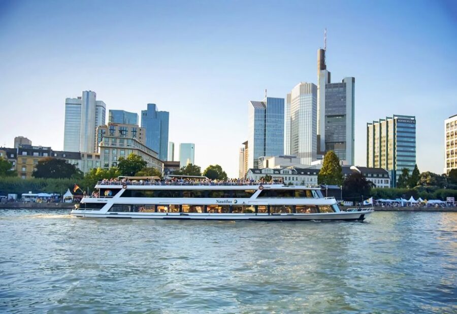 Frankfurt: River Main Sightseeing Cruise with Commentary - Getting on at Eiserner Steg and avoiding the busiest hours
