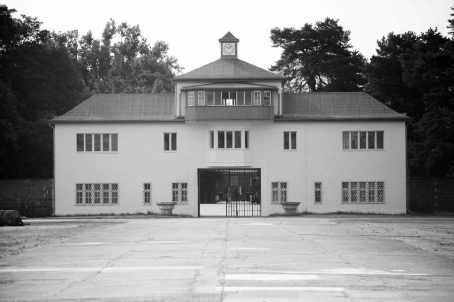 From Berlin: Licensed Sachsenhausen Tour with max. 15 people - Entering the memorial grounds: what that first walk is really doing