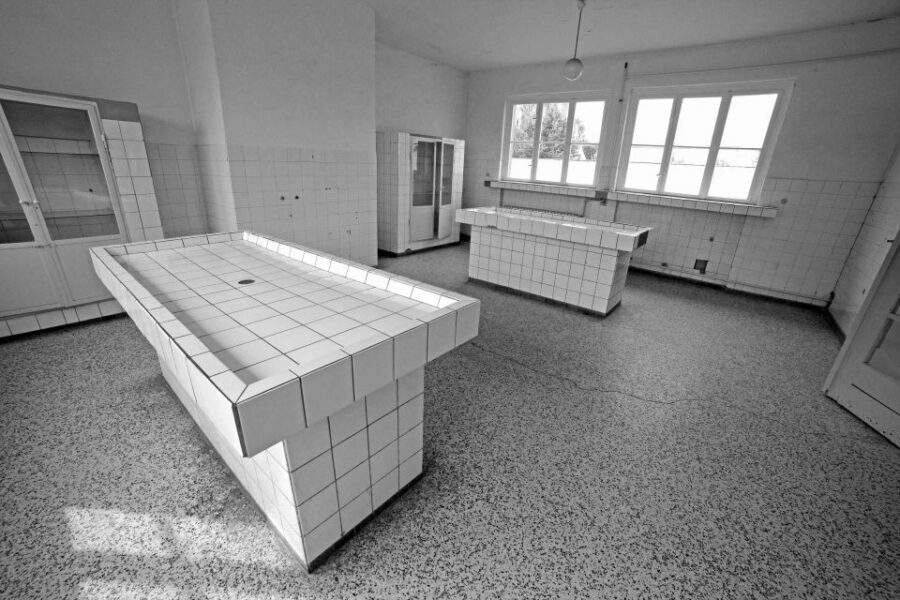 From Berlin: Licensed Sachsenhausen Tour with max. 15 people - Jewish barracks, the shoe-testing track, kitchen, and infirmary rooms
