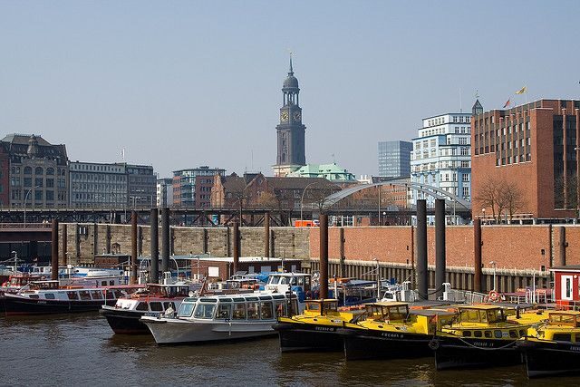 Hamburg: 1.5-Hour Comedy Bus Tour in German - Quick hits before you board the Funmobile