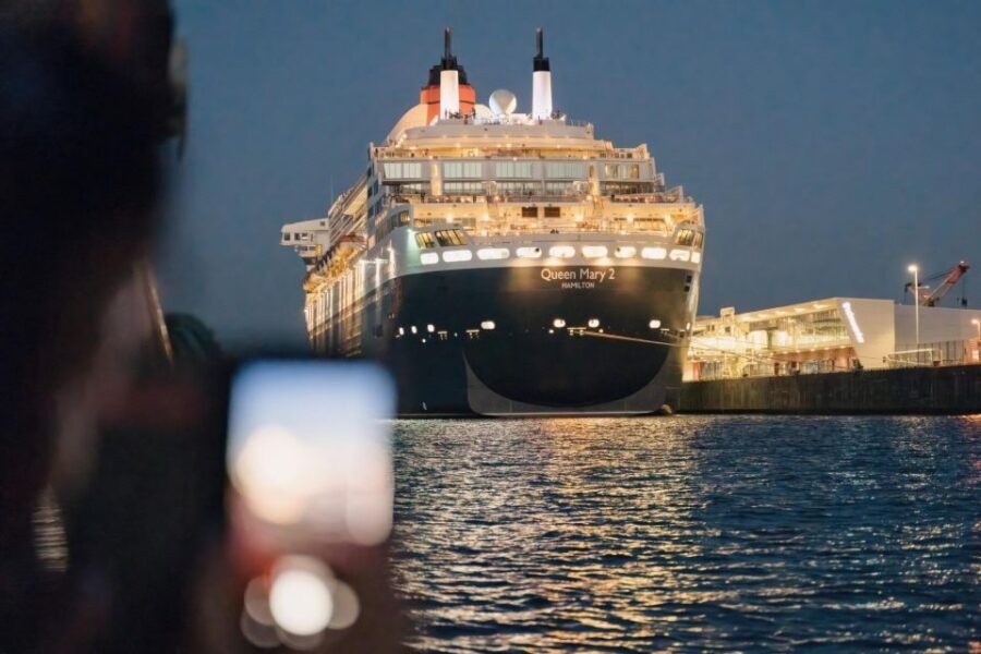 Hamburg: 1.5-Hour Evening Lights Harbour Cruise on a Ship - Where the cruise starts at Landungsbrücken Pier 3