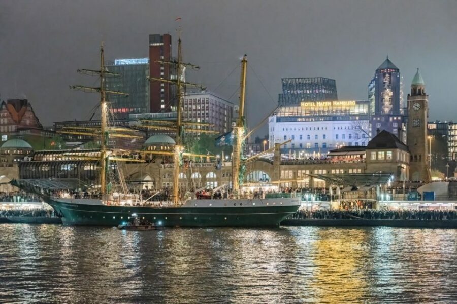 Hamburg: 1.5-Hour Evening Lights Harbour Cruise on a Ship - Price value: why $29 for 90 minutes can make sense