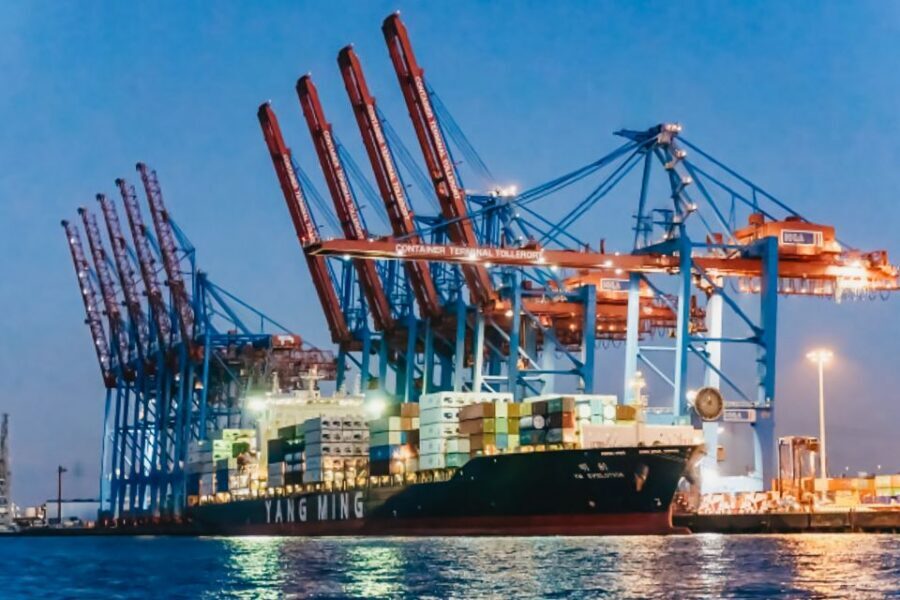 Hamburg: 1.5h Grand Harbor Evening Lights Cruise - First steps: where to board at Landungsbrücken and how to get a good start