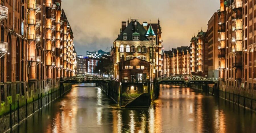 Hamburg: 1.5h Grand Harbor Evening Lights Cruise - The onboard experience: German live commentary and the small decisions that matter